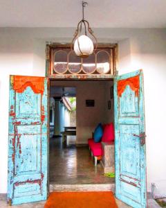 an open door into a living room with a red couch at Parawa House in Galle