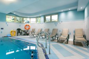 Bazén v ubytovaní Apartament Pomarańczowy z basenem i sauną alebo v jeho blízkosti
