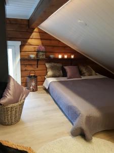 een slaapkamer met 2 bedden op een zolder bij Levinlento in Levi