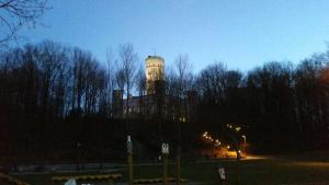 ビンツにあるDeutsches Hausの夜時計塔のある大きな建物