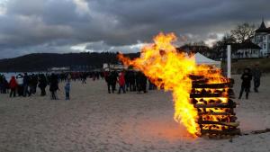 ビンツにあるDeutsches Hausの人々の集まる浜辺の焚き火