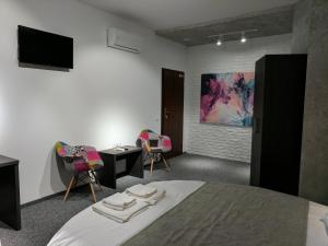 Televízia a/alebo spoločenská miestnosť v ubytovaní Art Hotel Palma