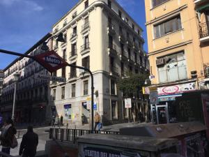 znak uliczny na słupie w mieście w obiekcie Hostalin Madrid Atocha w Madrycie