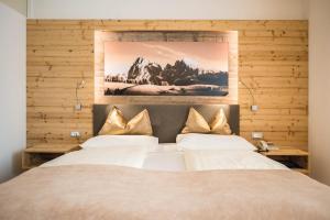 Postel nebo postele na pokoji v ubytování Hotel Kranebitt B&B + 36 fotografií
