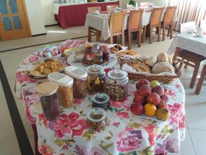 una mesa con un montón de comida. en Quinta de Malmedra, en Santiago do Cacém