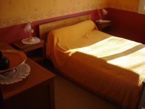 ein Schlafzimmer mit einem Bett und zwei Nachttischen in der Unterkunft gite Loca in Provenchère