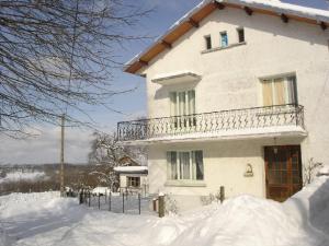 ein Haus im Schnee mit Schnee in der Unterkunft gite Loca in Provenchère