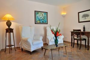 A seating area at Petit Hotel Es Figueral