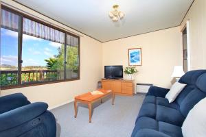 A television and/or entertainment centre at Tamar River Retreat