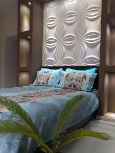 1 dormitorio con 1 cama con cabecero blanco en Georgievi Guest House, en Sapareva Banya