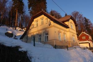 ein Haus mit Schnee davor in der Unterkunft Ašika in Josefův Důl u Jablonce nad Nisou