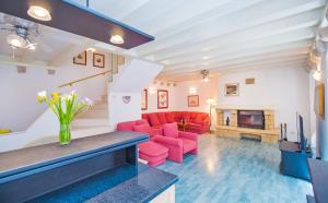 - un salon avec des chaises rouges et une cheminée dans l'établissement Villa Leora Dubrovnik, à Dubrovnik