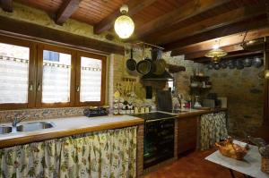 A kitchen or kitchenette at La Casa de Hijas Még 15 kép