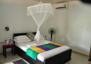 En eller flere senge i et værelse på Sigiriya Amenity Home Stay
