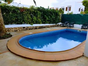 una piscina en un patio con patio y mesa en Grupoandria Villa Dora, en Cala en Blanes