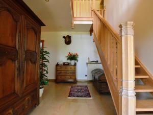 ZingemにあるSpacious villa in Zingem with gardenの木製の階段と階段のある廊下