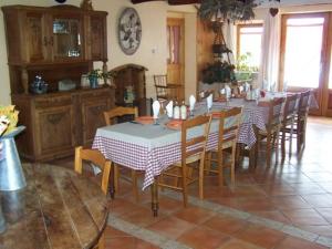 a dining room with a table and chairs in a kitchen at Le Gîte de l'Ourserie in Méaudre