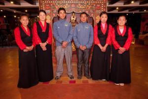 un groupe de personnes debout devant un autel dans l'établissement Mountain Lodges of Nepal - Lukla, à Lukla