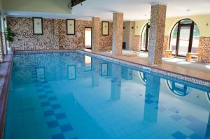 una gran piscina con suelo de baldosa y azulejos azules en Casa Bata, en Bata