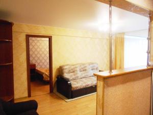 アルハンゲリスクにあるKomsomol'skaya 43のリビングルーム(椅子、鏡付)