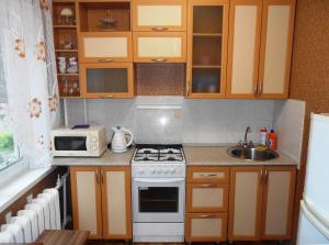 アルハンゲリスクにあるKomsomol'skaya 43の小さなキッチン(コンロ、電子レンジ付)