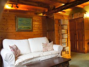 Traditional Chalet in Sapois Vosges with Balconyにあるシーティングエリア