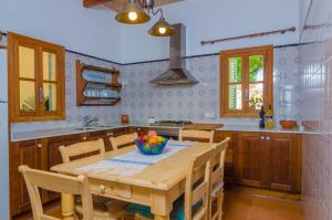 Kuchnia lub aneks kuchenny w obiekcie Son Mora