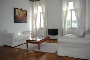 TV a/nebo společenská místnost v ubytování Kunsthaus Apartments