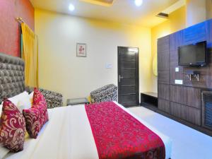 a hotel room with a bed and a tv at Hotel Central Park 17 in Chandīgarh