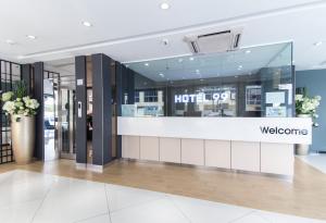 八打灵再也Hotel 99 Kelana Jaya (PJ)的酒店大堂的景色,设有迎宾台