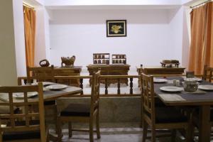 En restaurant eller et spisested på The Nun-Kun Residency Kargil