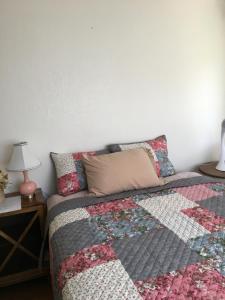 Un pat sau paturi într-o cameră la Ohana Hale