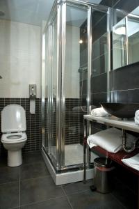 Koupelna v ubytování Arcohotel