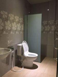 Seventeen Hotel في باندا أسيه: حمام مع مرحاض ومغسلة