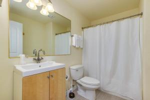ein Badezimmer mit einem WC, einem Waschbecken und einem Spiegel in der Unterkunft Seal Three Condo Getaway in Lincoln City
