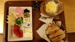 una bandeja de comida con diferentes tipos de comida. en Hotel 1453 en Estambul