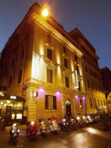 um edifício com um monte de motocicletas estacionadas em frente dele em Alessandro Palace & Bar em Roma