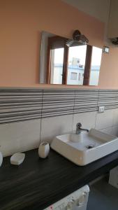 łazienka z umywalką i lustrem w obiekcie Le Logge Apartment w mieście Baratti +20 zdjęć