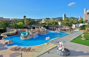 un gran parque acuático con un tobogán de agua en Sol Barbados, en Magaluf