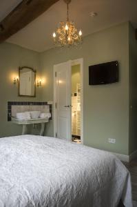 TV a/nebo společenská místnost v ubytování Auberge 's Gravenhof + 32 fotografií