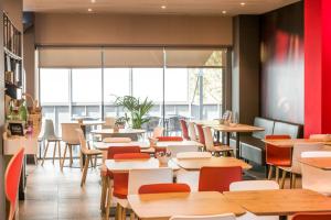 A restaurant or other place to eat at Ibis Montmelo Granollers