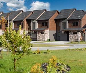 普孔Casa en Condominio Costa Pucón的草地庭院里的一排房子