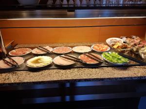 una bandeja de comida en un mostrador con platos de comida en Pension an der Stadtmauer Apartments, en Wernigerode