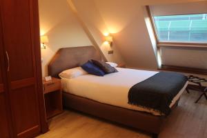 um quarto com uma cama grande e uma janela em Santiago Apartments Bilbao em Bilbao