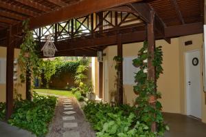 Um jardim em Pousada Villa Maritima