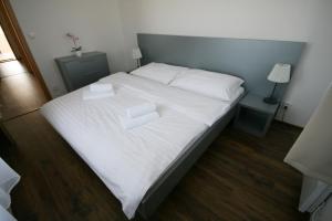 Rúm í herbergi á Apartmány Apollon Resort Lednice