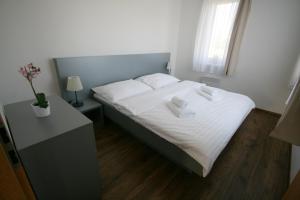 Rúm í herbergi á Apartmány Apollon Resort Lednice