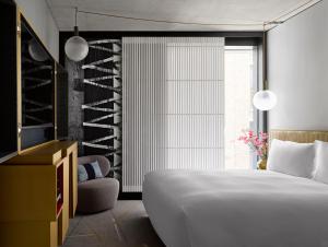 Postel nebo postele na pokoji v ubytování Nobu Hotel London Shoreditch