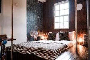 1 dormitorio con cama y ventana en The Pilot Inn en Londres
