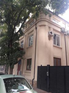 ヴァルナ・シティにあるShishkova 3 Apartmentの車が停まった家